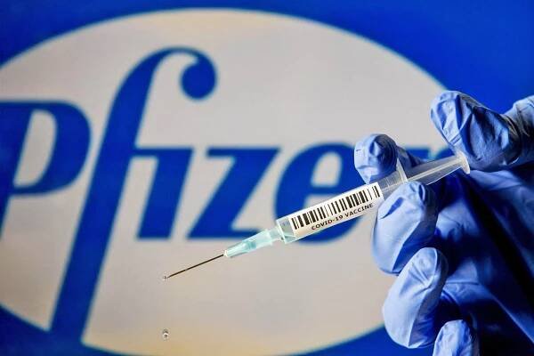 Pfizer díky vakcíně prudce zvýšil zisk, očekává tržby 15 miliard dolarů