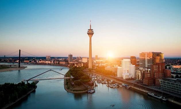 Rheinturm mit Blick auf den Medienhafen