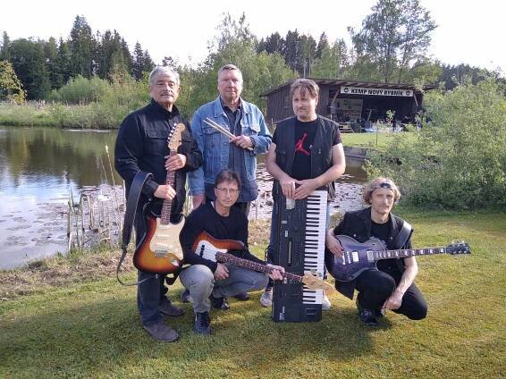 Skupinové foto u rybníka – HastrMan Rock