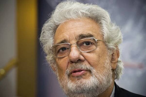 Plácido Domingo po půl století skončil v Metropolitní opeře. Z obtěžování ho viní dvacítka žen