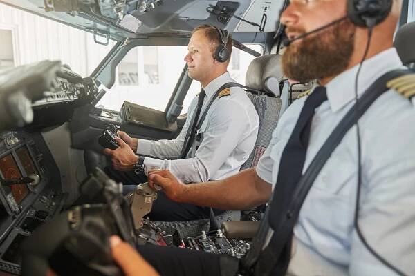 Bezpečný let na mezinárodních leteckých společnostech s profesionálními piloty — Stock obrázek