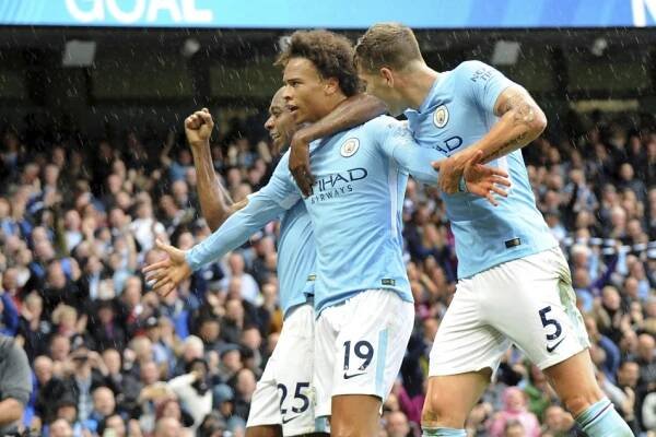 Citizens nadělili Liverpoolu pět gólů, West Ham poprvé vyhrál