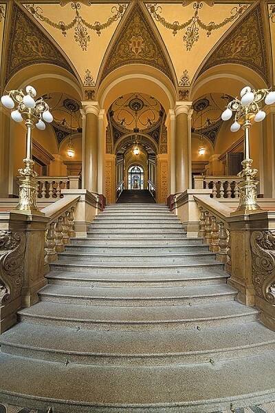 Uměleckoprůmyslové muzeum. Schodiště – Autor: neznámý, zdroj: Uměleckoprůmyslové muzeum v Praze, Public Domain https://commons.wikimedia.org/wiki/File:28._Josef_Schulz,_Vitraj_s_alegori%C3%AD_um%C4%9Bleck%C3%A9ho_pr%C5%AFmyslu_na_podest%C4%9B_schodi%C5%A1