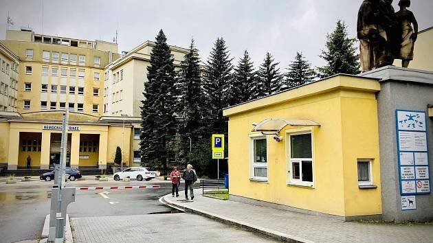 Svědectví z třinecké nemocnice: Otevři závoru, řval útočník se samopalem