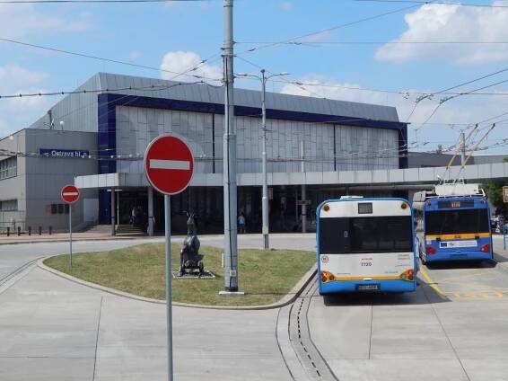 Místo trolejbusů autobusy soukromé firmy. Řidiče v Ostravě sklátila choroba