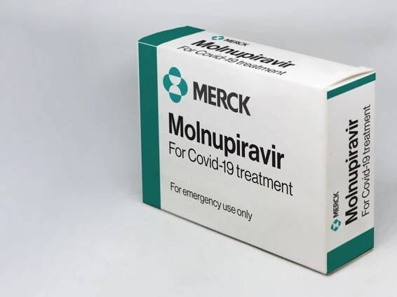 VELKÁ BRITÁNIE: První antivirová pilulka k léčbě Covidu schválená pro použití!