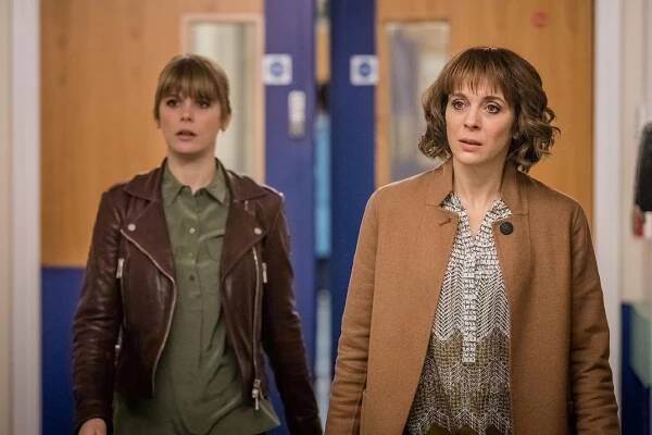 V bezpečí - Z filmu - Hannah Arterton, Amanda Abbington