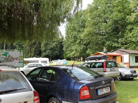 Pod zámkem Humprecht je ráj turistů