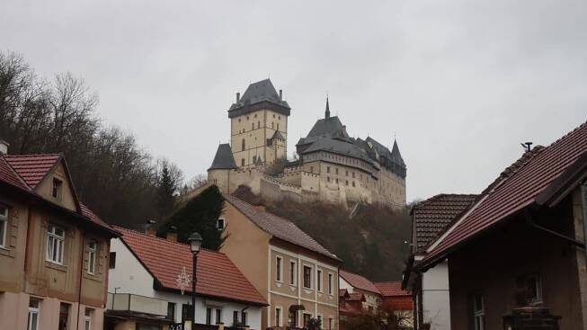 Vstupenky do celého hradu Karlštejn pro rodiče s třemi dětmi vyjdou na 9 000 Kč. Je to nehoráznost