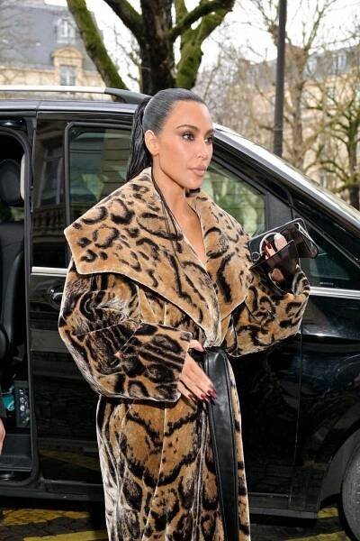 Kim Kardashianová na Pařížském týdnu módy: Šelma přišla o drápek!