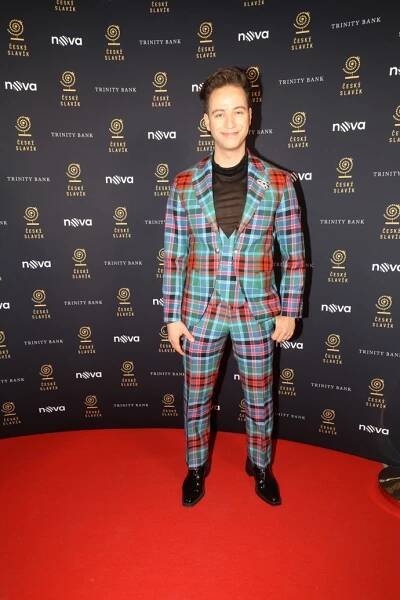 Milan Peroutka oblékl barevný károvaný oblek.