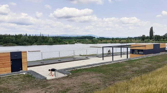 FOTO: Jezero Matylda nabídne nové občerstvení. Podobá se tomu u jezera Most