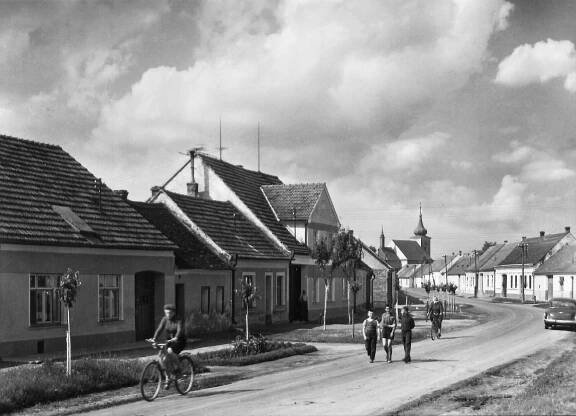 Velké Němčice, pohled Vrchní ulicí ke kostelu; 1963 (sbírka Pavla Fiedlera).