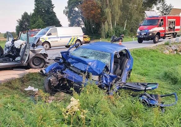 Při nehodě mezi Č. Budějovicemi a Krumlovem zemřeli tři lidé, další těžce zraněn