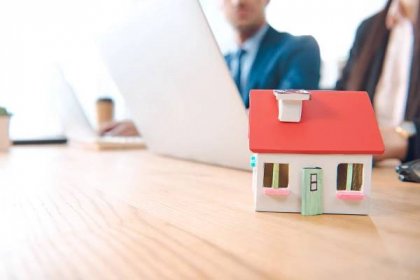 Částečný pohled pojišťovacích agentů na pracovišti s modelem domu v kanceláři, domu pojištění koncept — Stock obrázek