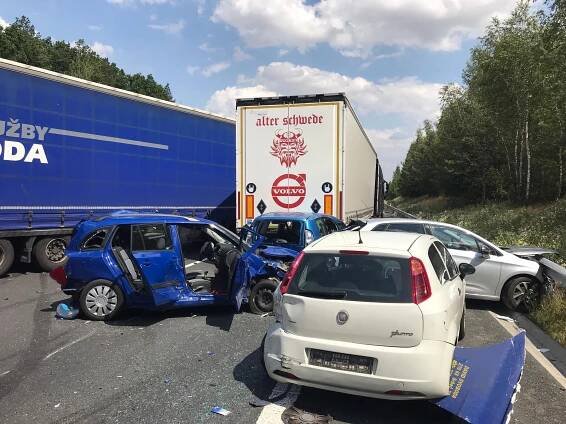 Hromadná nehoda na D6. Srazily se dva náklaďáky a čtyři auta