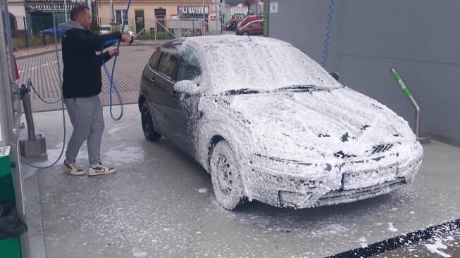 Samoobslužní myčka aut v Předlicích