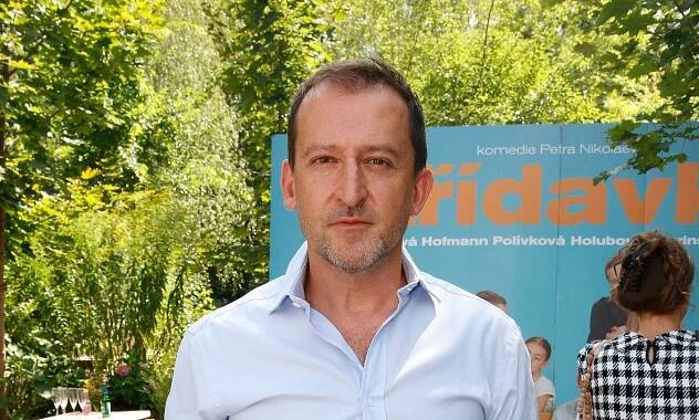 Martin Hofmann překvapil svým vzhledem. Oholil si hlavu