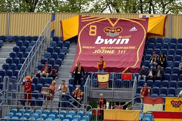 DUKLA KLUB z.s. - Fotoalbum - Fans fotky - 428369-img-sport-fotbal-dukla-praha-fanousci-v0 
