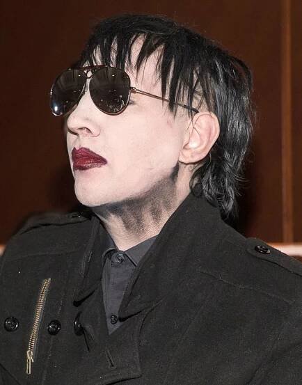 Dámy, pozor! A pánové též. Pokud máte problém s dvojitým, nebo dokonce trojitým podbradkem, nezoufejte. Řešení přináší fešák jménem Marilyn Manson. Co mu také zbývá, když s věkem začíná čím dál víc vypadat jako Darth Vader bez masky.