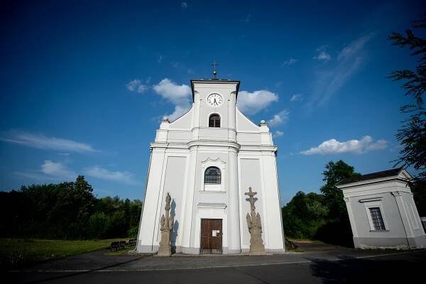Průmyslová zóna u šikmého kostela v Karviné. Co říká majitel, katolická církev