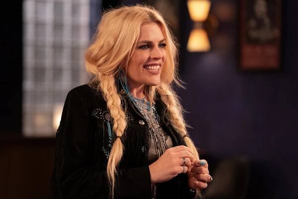 Busy Philipps - Girls5Eva - Bomont - Z filmu