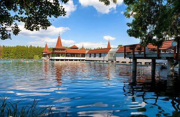 Božský relax u termálního jezera Hévíz s neomezeným wellness a polopenzí