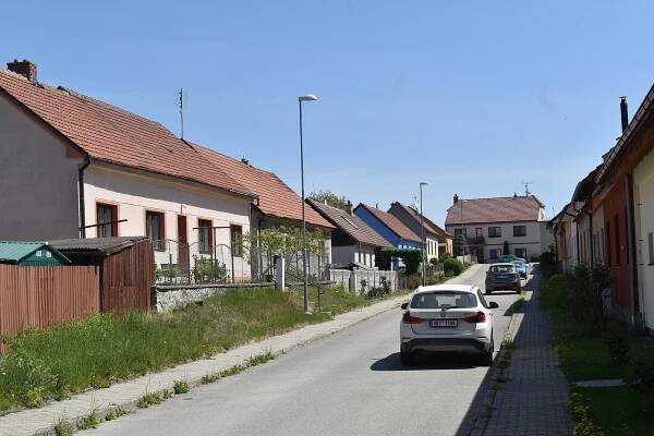 Fotokvíz: poznáte obec na Blanensku? Zdobí ji jezírka, větrný mlýn a kaple