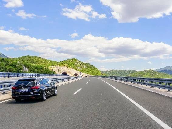 Dálniční poplatky v Chorvatsku 2025: Mýtné, pokuty a povinná výbava