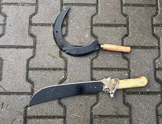 Zfetovaný muž kolem sebe na ulici máchal mačetou, batoh agresora ukrýval i srp