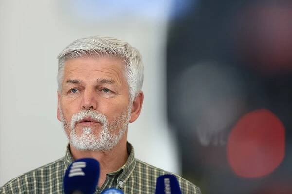 Ukrajina má nedostatek munice, Rusové jí vypálí až pětkrát víc, řekl Pavel
