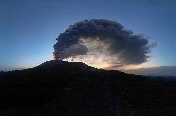 Etna poněkud zneklidnila, na Sicílii raději omezili letecký provoz