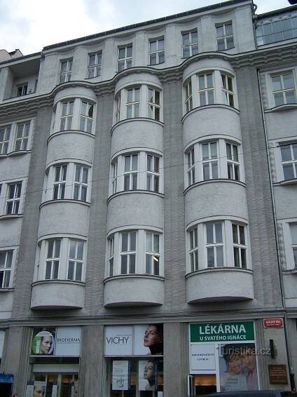 Praha - Karlovo nám. 35, Ječná 1 - Dům u kamenného stolu