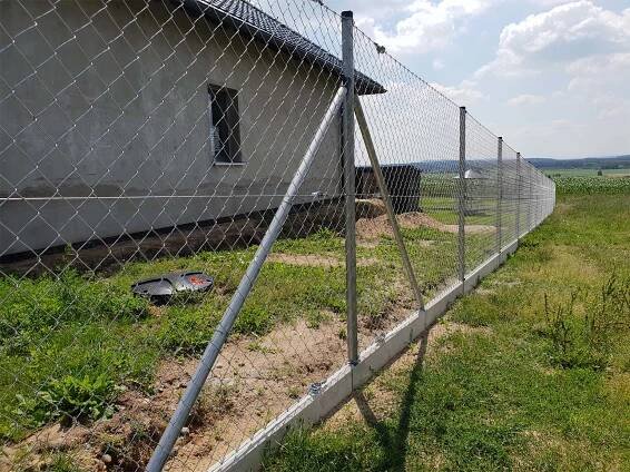 Pletiva Dobrý - Kamenný Újezd - montáž zinkového pletiva s podhrabovou deskou 