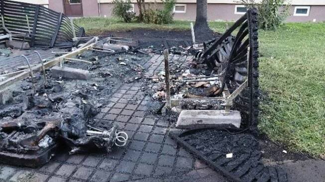 V Havířově žhář opět zapálil kontejnery. Hořel i strom a automobil v okolí