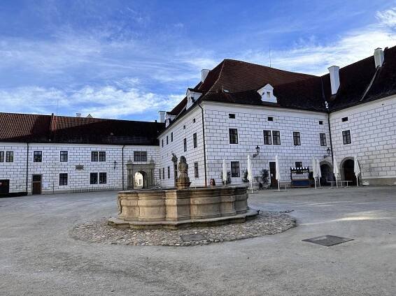 Třeboňský zámek se stal terčem zlodějů kovů. Už podruhé očesali z památky okapy
