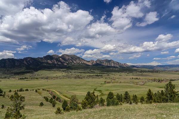 boulder flatirons vista - boulder - stock snímky, obrázky a fotky