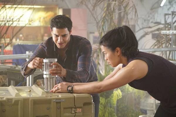 Tým Škorpion - Strife on Mars - Z filmu - Elyes Gabel, Jadyn Wong