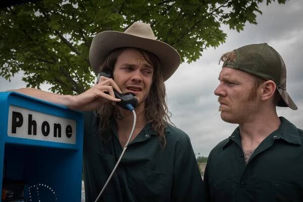 Brian Gleeson and Jack Quaid in Loganovi parťáci (2017)