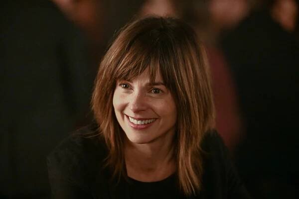 A Million Little Things - Change of Plans - Z filmu - Stephanie Szostak