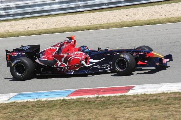 OBRAZEM: Po Masarykově okruhu se proháněla Formule 1