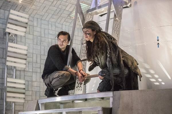Prvních 100 - God Complex - Z filmu - Richard Harmon, Luisa D'Oliveira