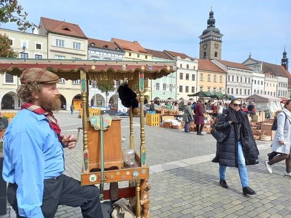 V Budějovicích začaly jarní trhy. Podívejte se, kolik dáte za občerstvení