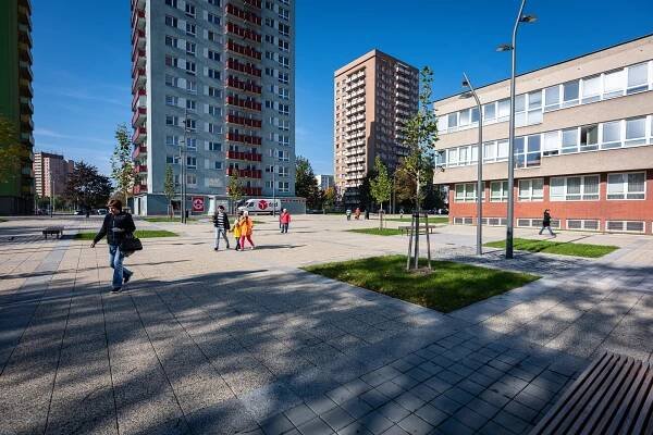 Podívejte se. Rekonstrukce prostoru před poliklinikou v Hrabůvce skončila
