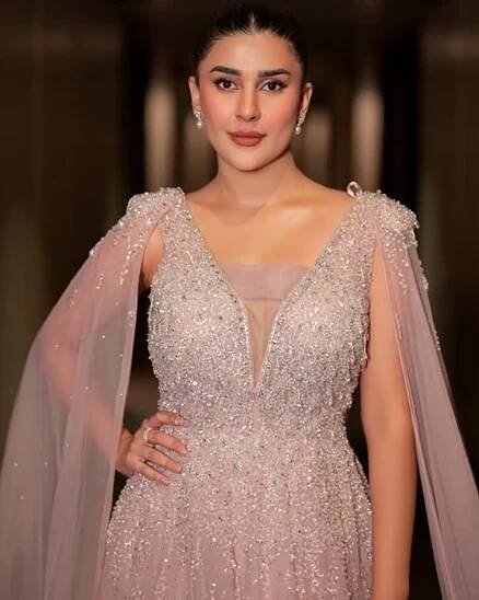 Kubra Khan on Instagram photo