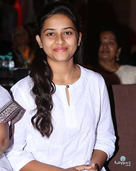 Actress Sri Divya HD Pictures - FullyPics