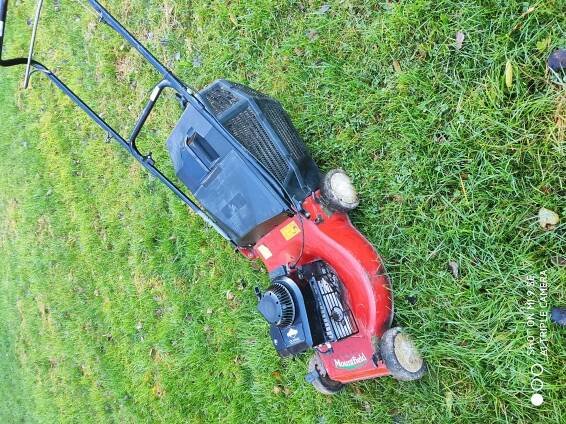 Prodám starší sekačku Mountfield,silný motor Briggs Stratton,startuje lehce na první zatáhnutí,šasí v horším stavu,vhodná na rovinatá pozemek,je bez pojezdu,cena 650 Kč - InzerceTrinec.cz