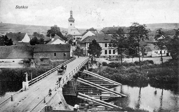 Ves Staňkov, pohled od západu; před rokem 1909 (sbírka Pavla Fiedlera).