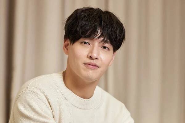 Kang Ha Neul sa pred ľuďmi nepretvaruje, veľmi rád trávi čas doma a myslí si, že Han Hyo Joo je obdivuhodná herečka