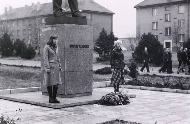 Dříve zdobily střed města. Dnes u soch Šmerala a Klimenta štěkají psi